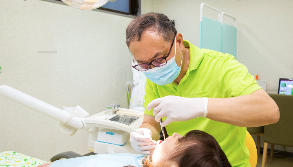 治療をする院長の写真