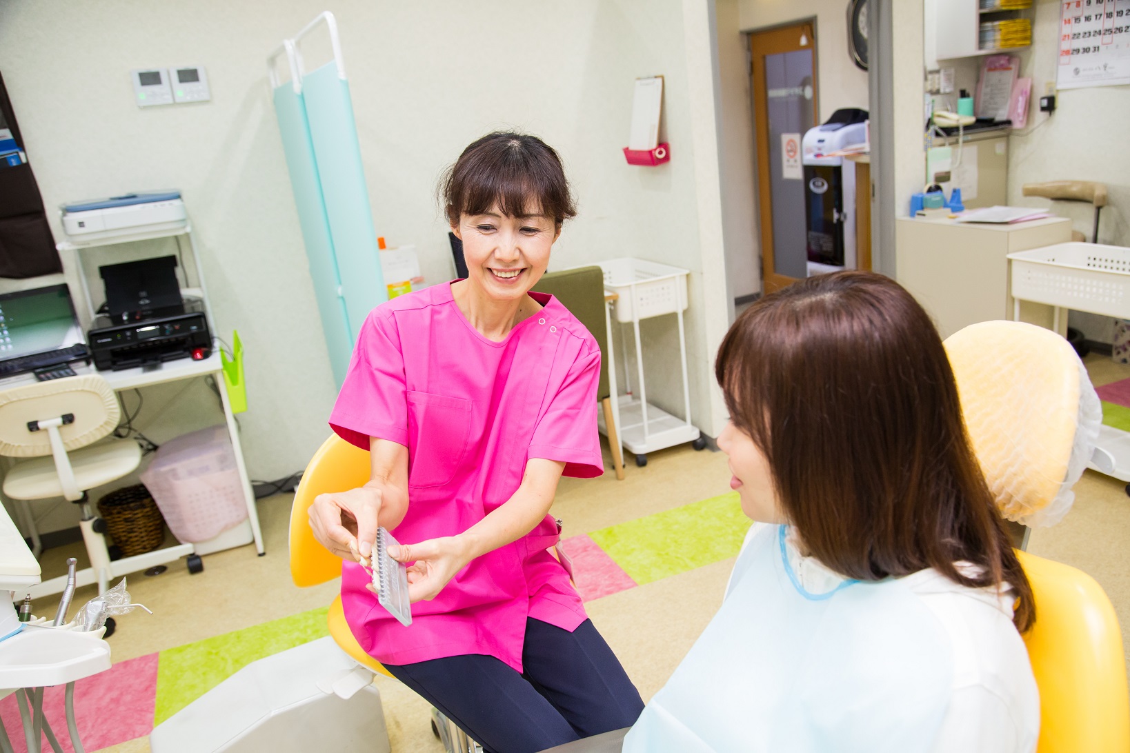 スギヤマ歯科医院の衛生士が患者さんと話している写真