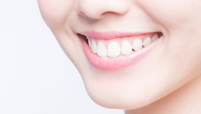 きれいな歯の女性が笑っている写真